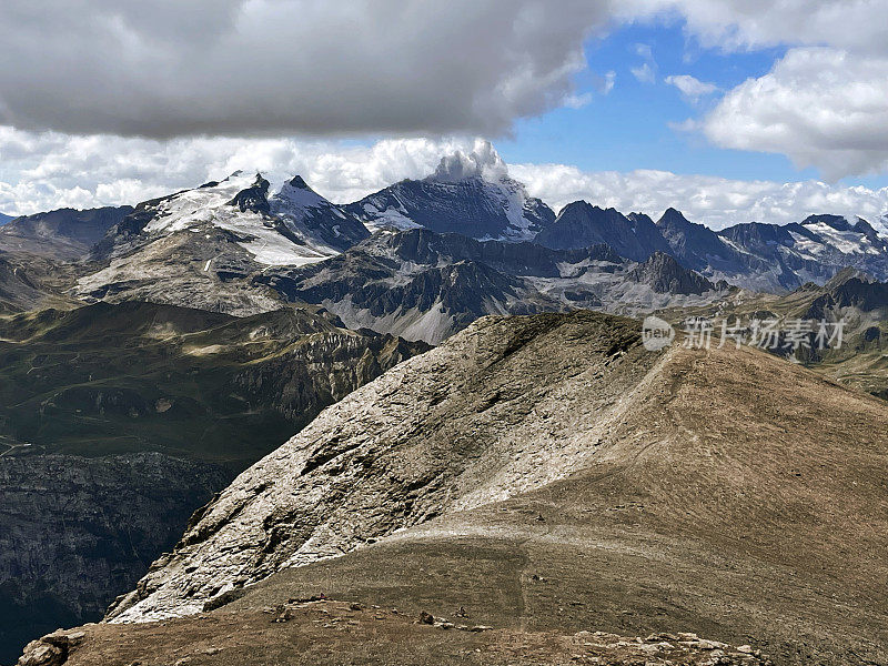 发现高峰:在Val d' is<e:1>的高海拔步道，aiguille de la grande sassi<e:1>，法国